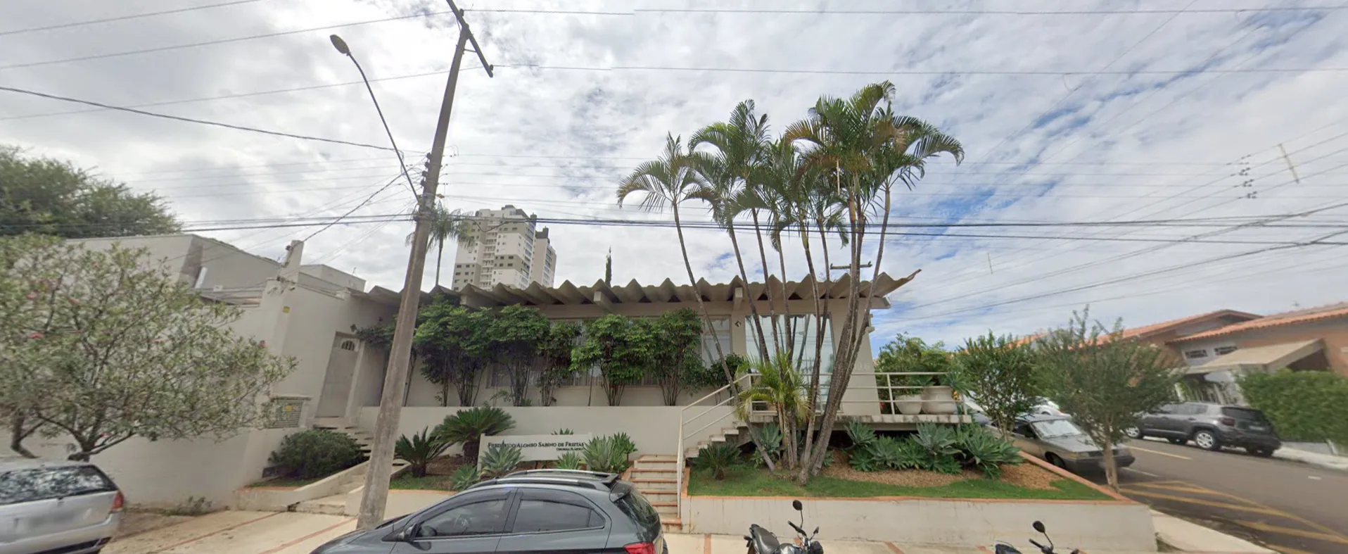 Fachada do consultório, numa rua arborizada em Franca